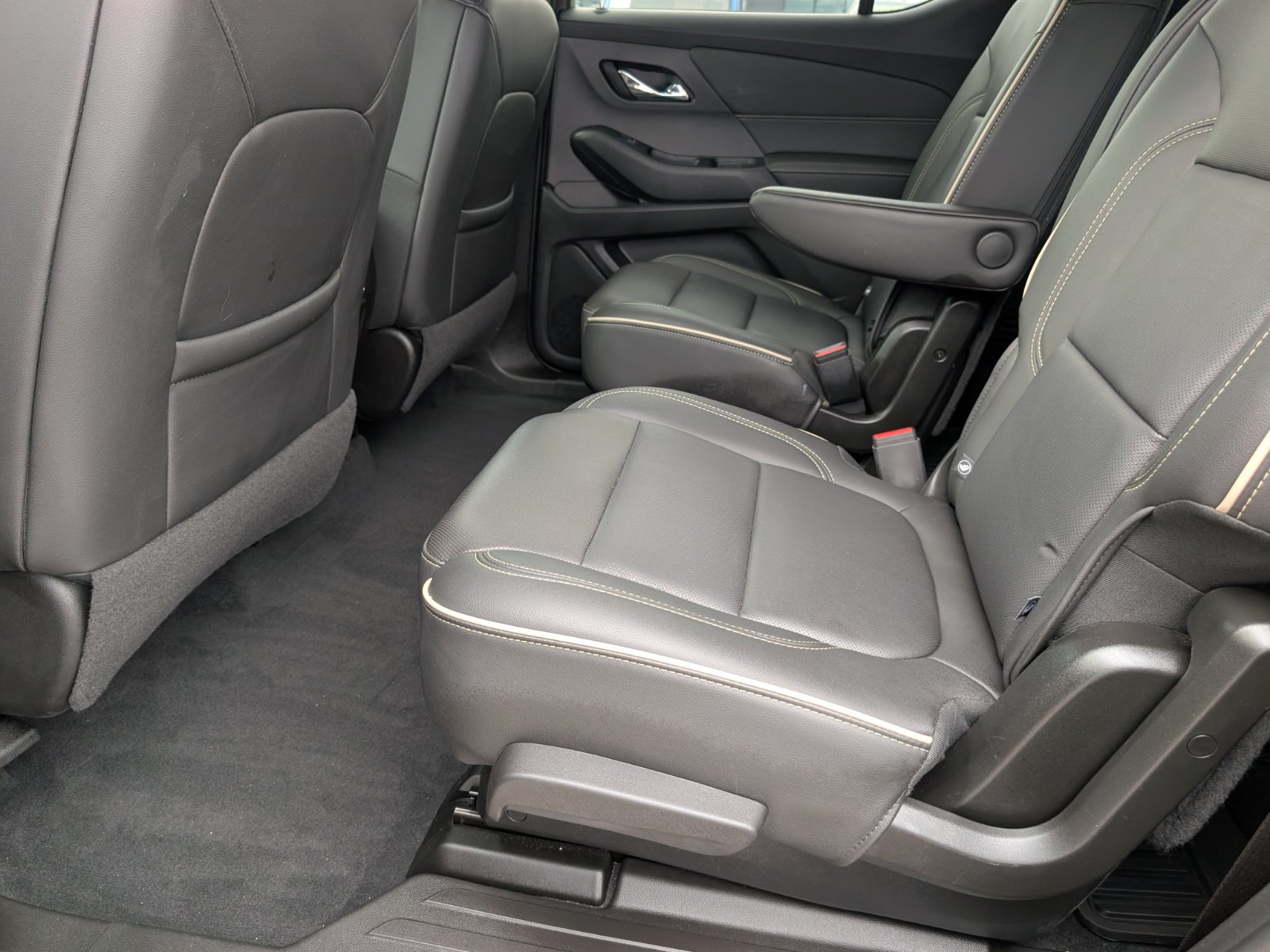 Used 2023 Chevrolet Traverse Premier FWD image 12