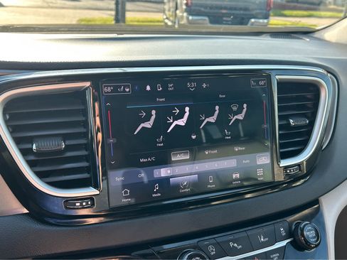 Used 2023 Chrysler Pacifica Touring-L FWD image 35