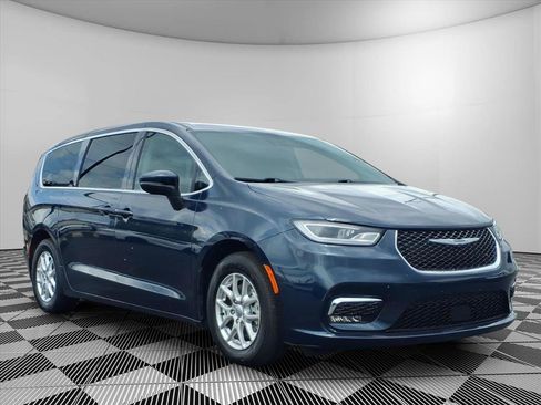 Used 2023 Chrysler Pacifica Touring-L FWD image 1