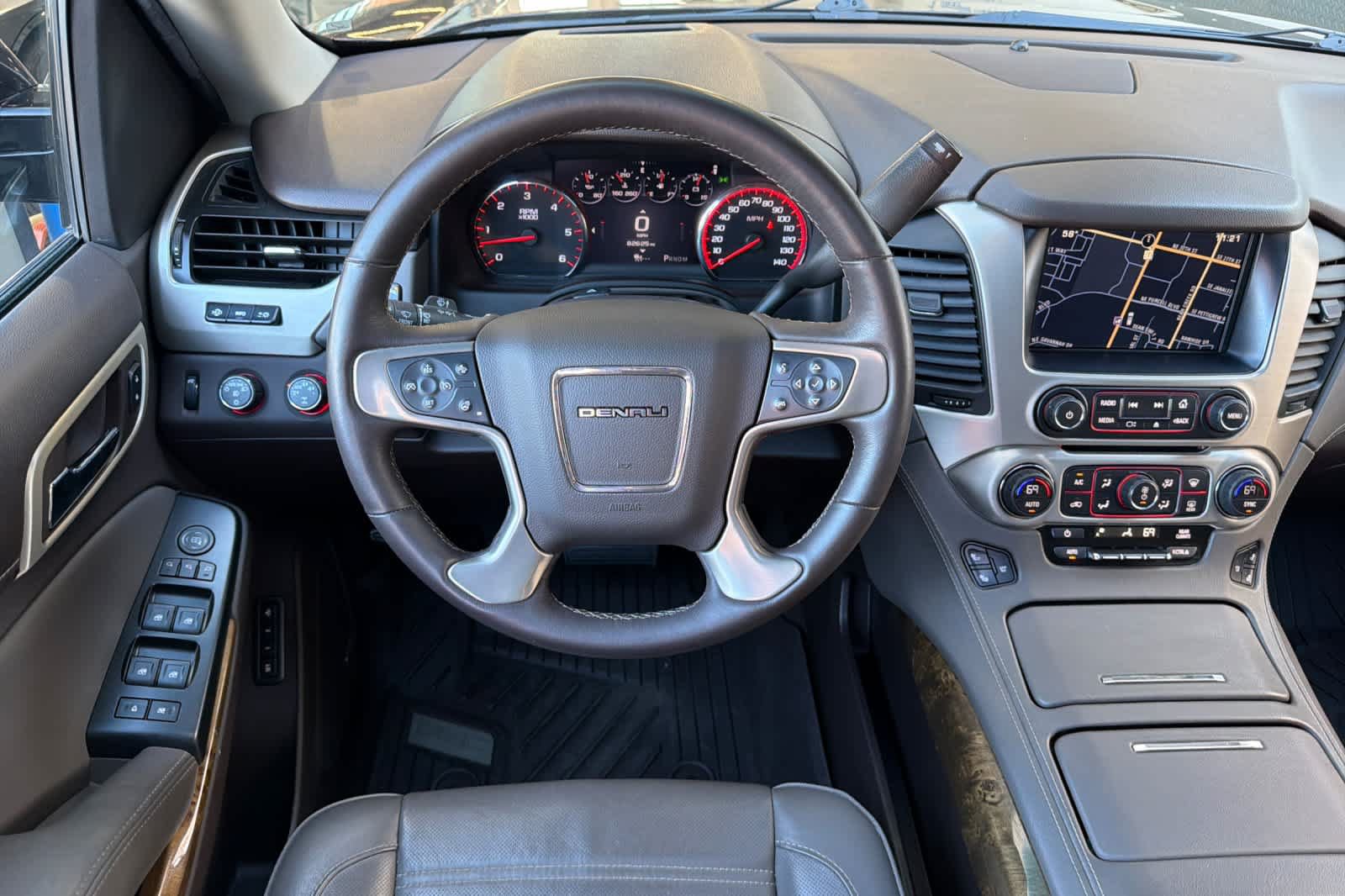 Used 2015 GMC Yukon Denali w/ Premium Package AWD/4WD image 16