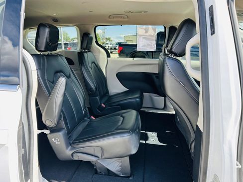 Used 2023 Chrysler Pacifica Touring-L FWD image 30