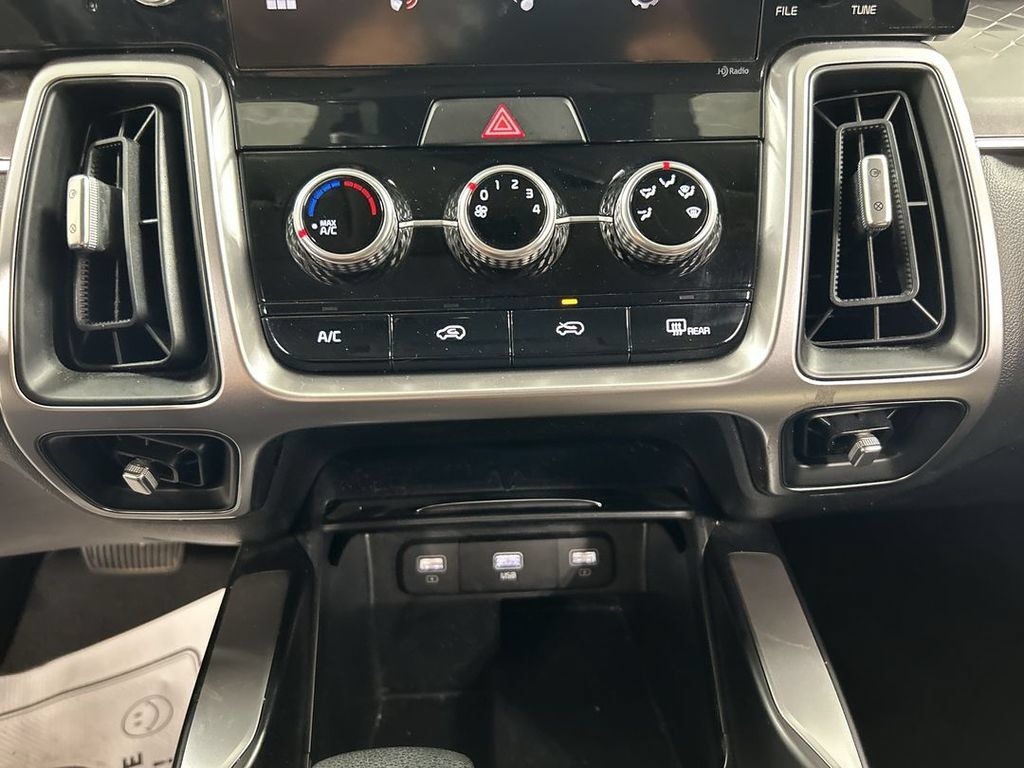 Certified 2023 Kia Sorento LX AWD/4WD image 16