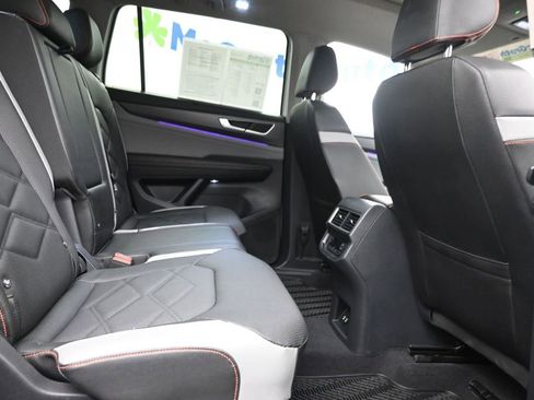 Used 2025 Volkswagen Atlas Peak Edition SE AWD/4WD image 8