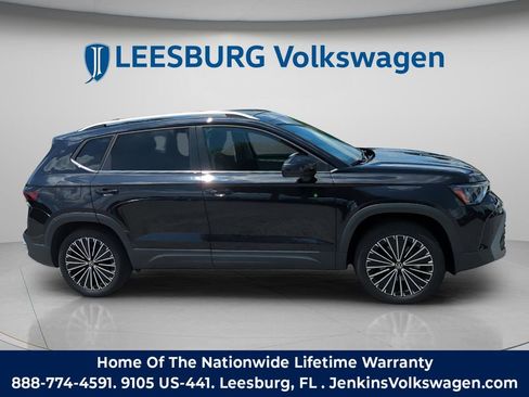 Used 2025 Volkswagen Taos SE FWD image 2
