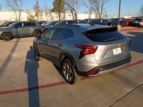 Used 2025 Chevrolet Trax LT w/ LT Convenience Package image 12