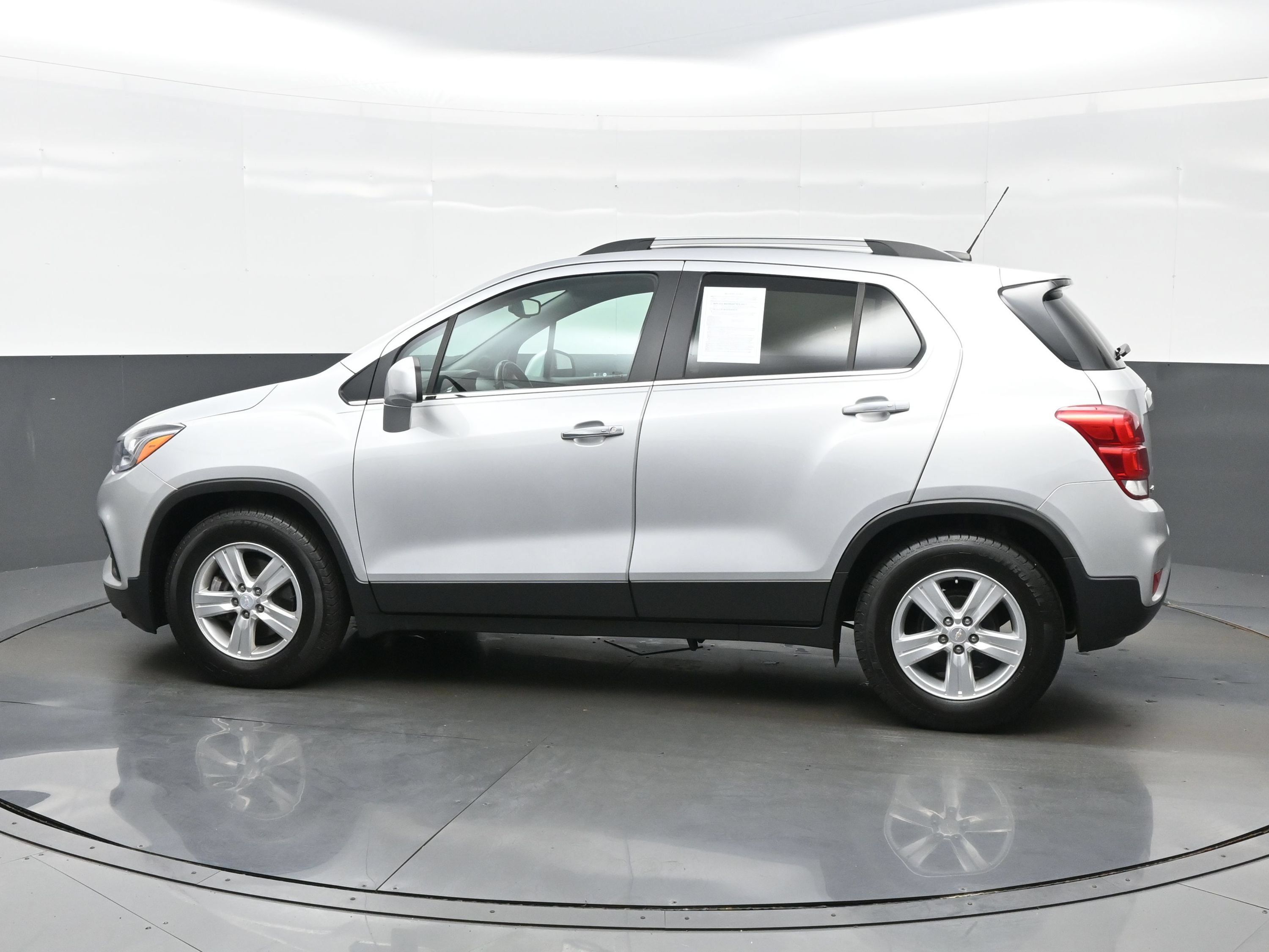 Used 2018 Chevrolet Trax LT w/ Driver Confidence Package FWD image 3