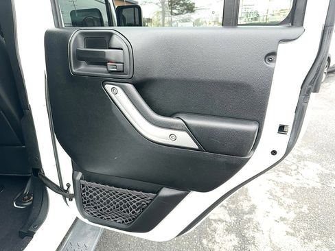 Used 2017 Jeep Wrangler Unlimited Sahara w/ Connectivity Group image 19