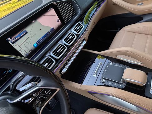 Used 2024 Mercedes-Benz GLS 580 4MATIC image 15