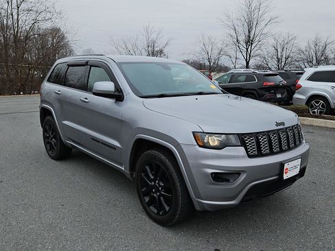 Used 2017 Jeep Grand Cherokee Altitude image 1