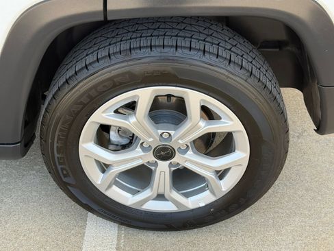 Used 2025 Jeep Compass Latitude AWD/4WD image 30
