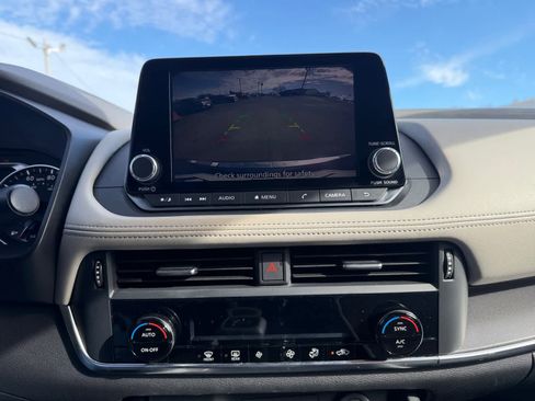 Used 2023 Nissan Rogue SV image 18