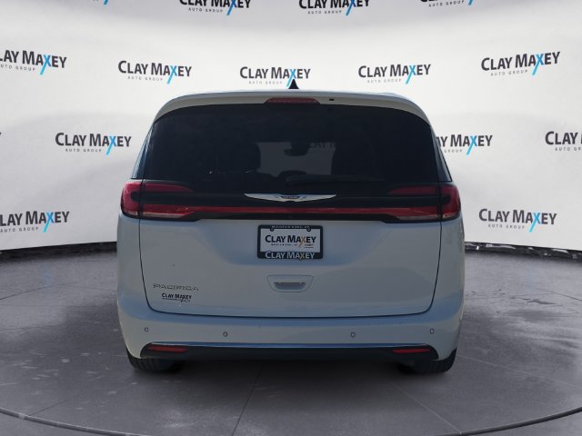 Used 2025 Chrysler Pacifica Select FWD image 4