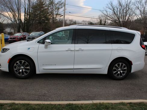 Used 2024 Chrysler Pacifica Pinnacle image 11