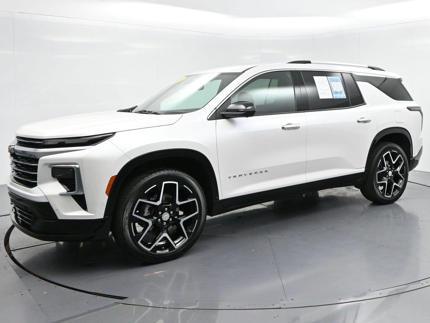 Used 2025 Chevrolet Traverse High Country FWD image 3