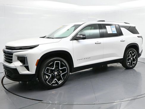 Used 2025 Chevrolet Traverse High Country FWD image 3