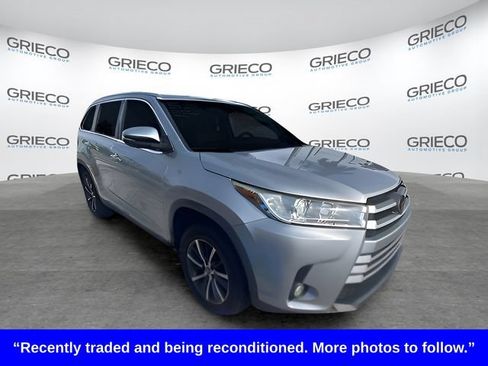 Used 2019 Toyota Highlander XLE FWD image 1