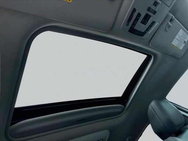 Used 2024 Toyota Sienna XLE w/ XLE Plus Package FWD image 17