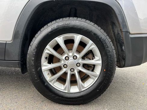 Used 2019 Jeep Cherokee Latitude w/ Popular Appearance Group image 4