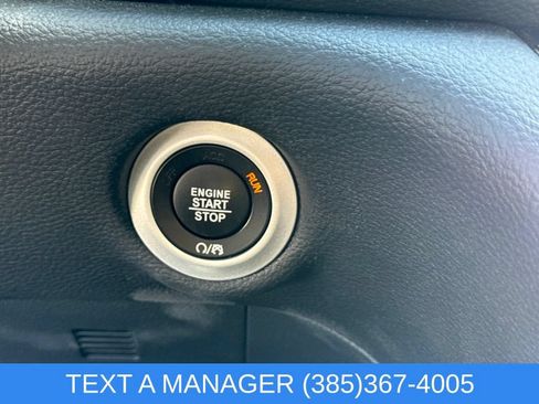 Used 2025 Chrysler Pacifica Limited FWD image 26
