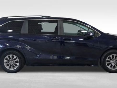 Used 2023 Toyota Sienna LE image 6