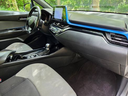 Used 2019 Toyota C-HR XLE FWD image 9