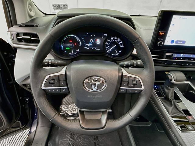 Used 2025 Toyota Sienna XLE w/ XLE Plus Package AWD/4WD image 11