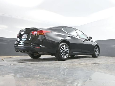 Used 2025 Nissan Altima 2.5 SV FWD image 39
