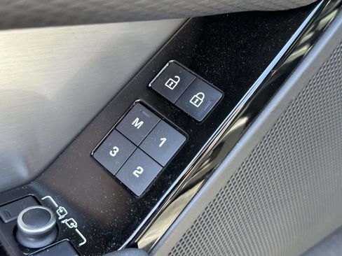 Used 2023 Land Rover Range Rover Velar R-Dynamic S image 21