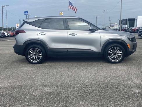Used 2022 Kia Seltos LX AWD/4WD image 2