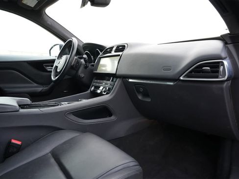 Used 2020 Jaguar F-PACE Premium image 21