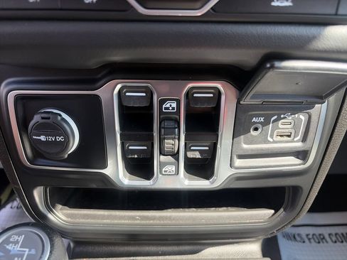Used 2025 Jeep Wrangler Unlimited Sahara AWD/4WD image 34