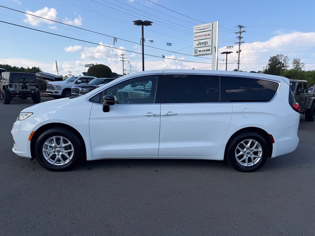 Used 2025 Chrysler Pacifica Select FWD image 9