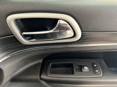 Used 2020 Jeep Grand Cherokee Limited AWD/4WD image 15