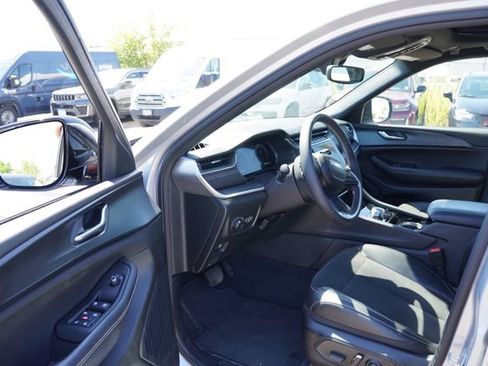 Used 2023 Jeep Grand Cherokee Altitude AWD/4WD image 14