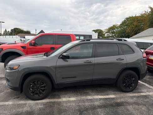 Used 2023 Jeep Cherokee Altitude Lux w/ Mopar Interior Package AWD/4WD image 9