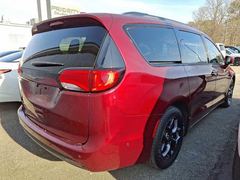 Used 2019 Chrysler Pacifica Touring-L Plus w/ Advanced Safetytec Group image 3