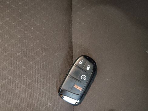 Used 2021 Jeep Grand Cherokee Laredo image 32