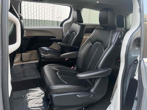 Used 2022 Chrysler Pacifica Touring-L image 5