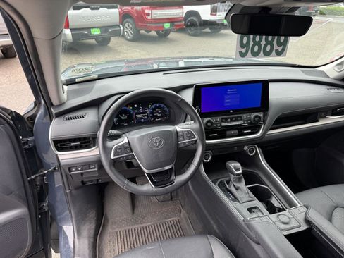 Used 2024 Toyota Grand Highlander AWD image 13