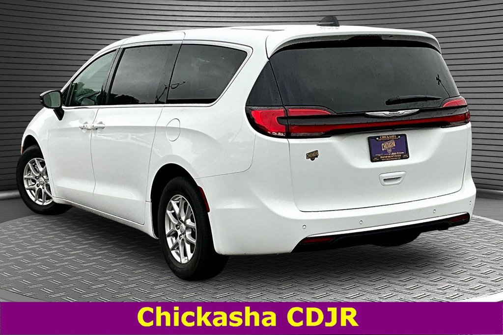 Used 2025 Chrysler Pacifica Select FWD image 4