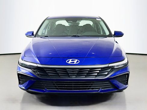 Used 2024 Hyundai Elantra SE image 2