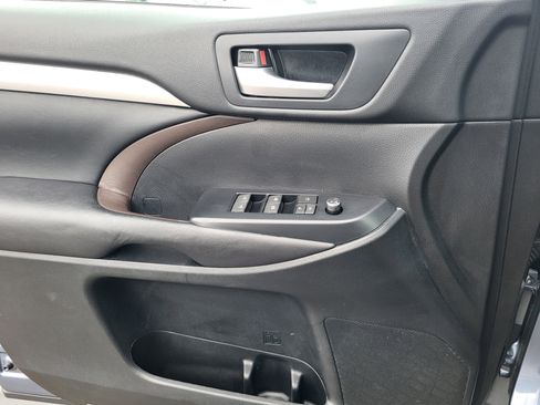 Used 2017 Toyota Highlander XLE image 10