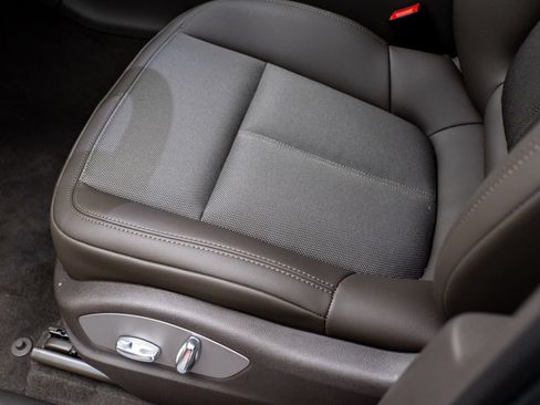 Certified 2026 Porsche Macan AWD/4WD image 12