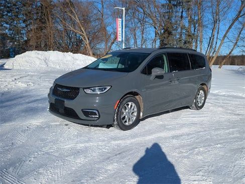 Used 2022 Chrysler Pacifica Touring-L image 7