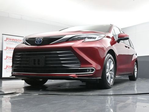 Used 2025 Toyota Sienna Limited image 38