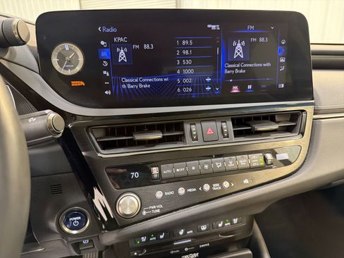 Used 2022 Lexus ES 300h Ultra Luxury image 17