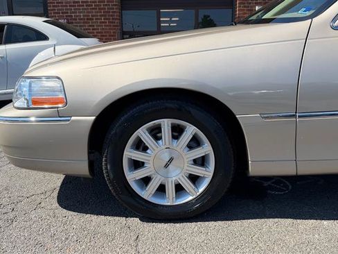 Used 2011 Lincoln Town Car Signature Limited RWD image 4