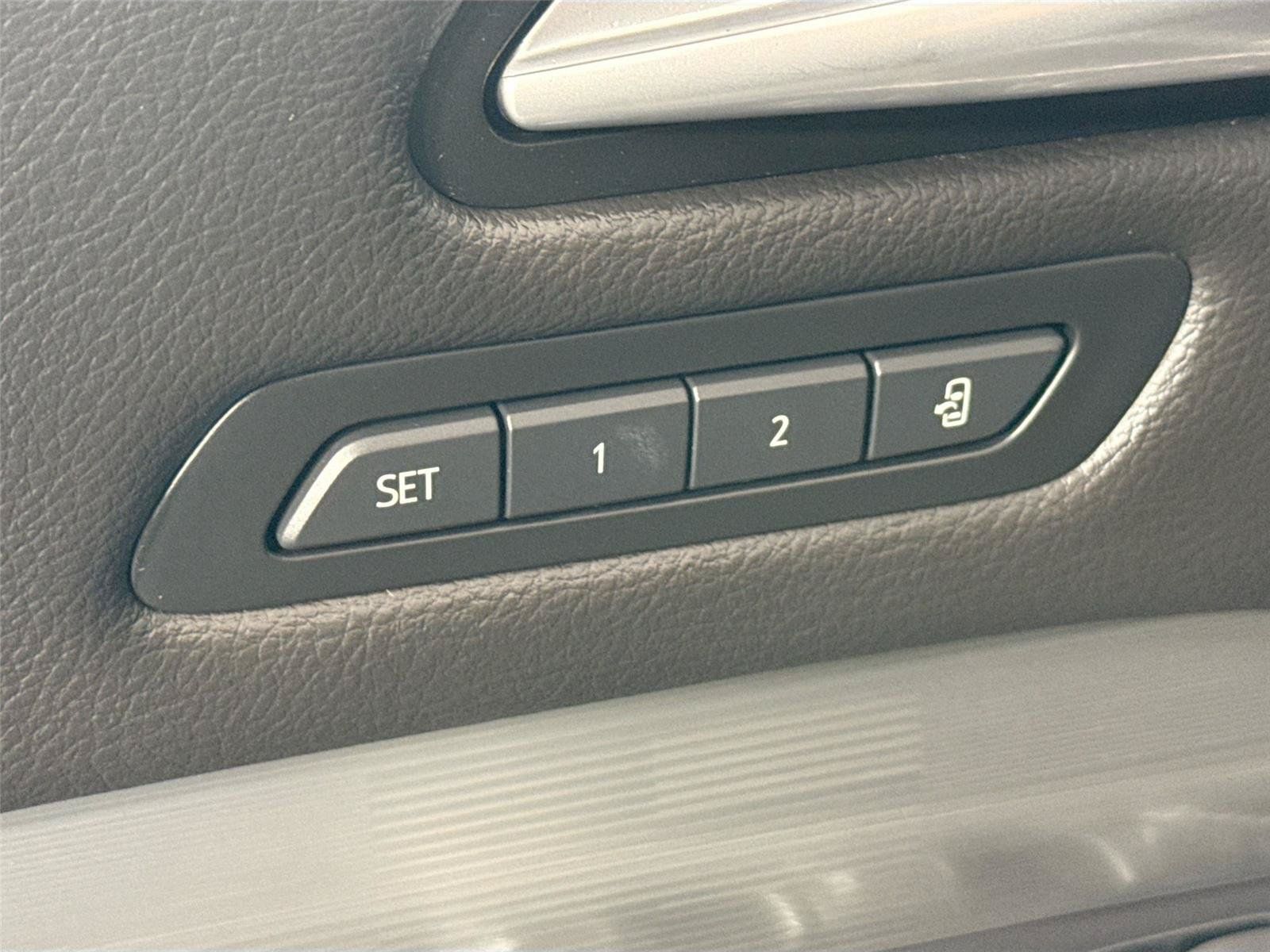 Used 2025 Cadillac XT4 Premium Luxury FWD image 28