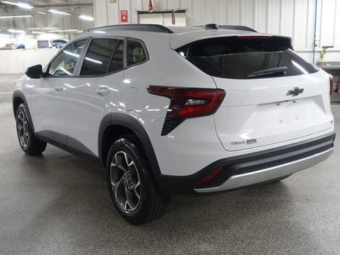 New 2026 Chevrolet Trax LT w/ LT Convenience Package FWD image 5