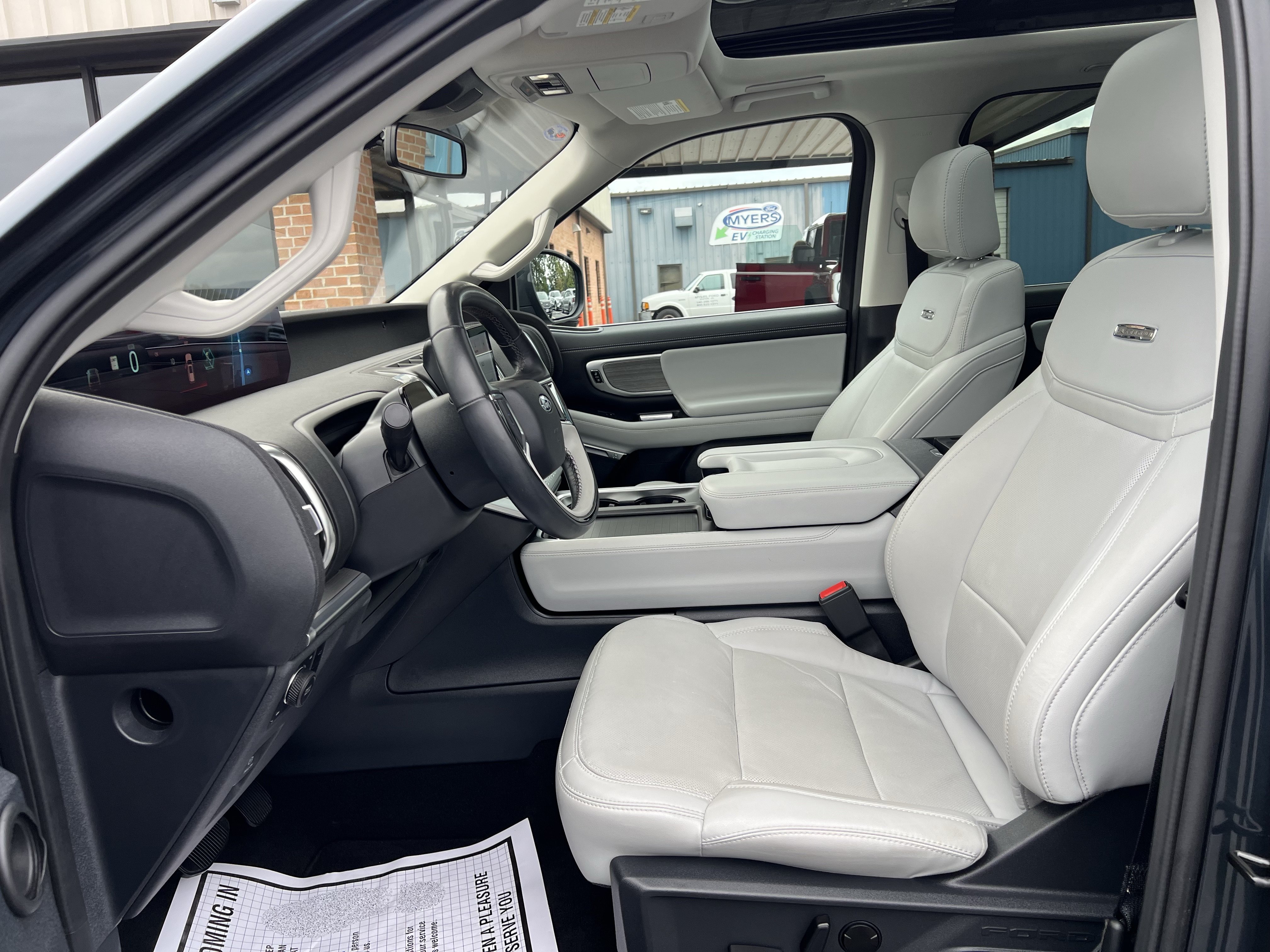 Used 2025 Ford Expedition Platinum w/ Driver's Package AWD/4WD image 17